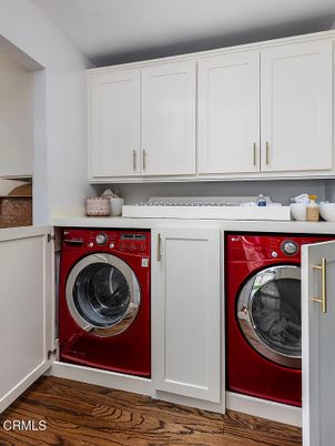 Interior, Washer, Wood Texture Flooring