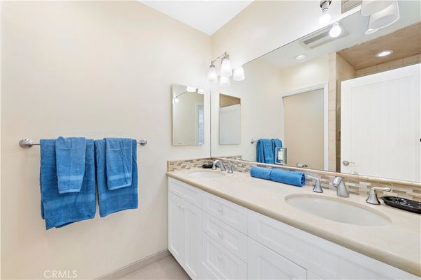 Bathroom, Dual Sink Vanities, Interior, Recessed Lighting