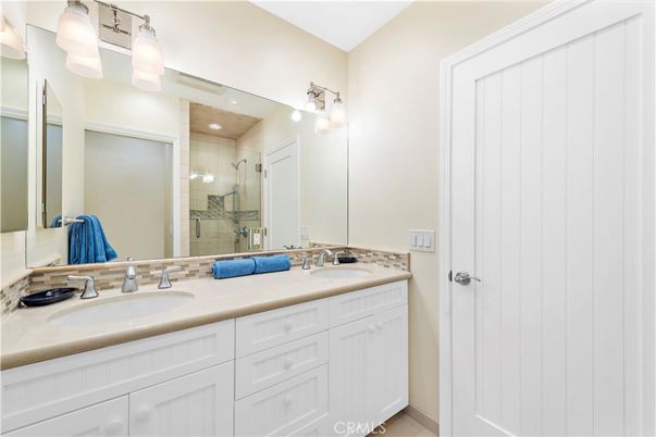 Bathroom, Dual Sink Vanities, Interior, Recessed Lighting