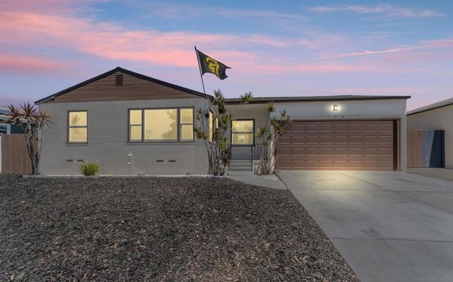 Attached, Exterior, Facade, Ranch