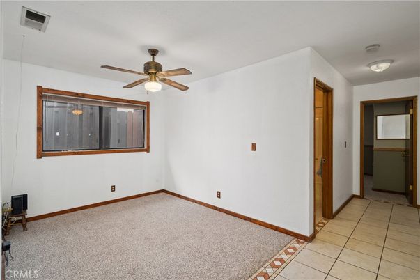 Empty room, Interior