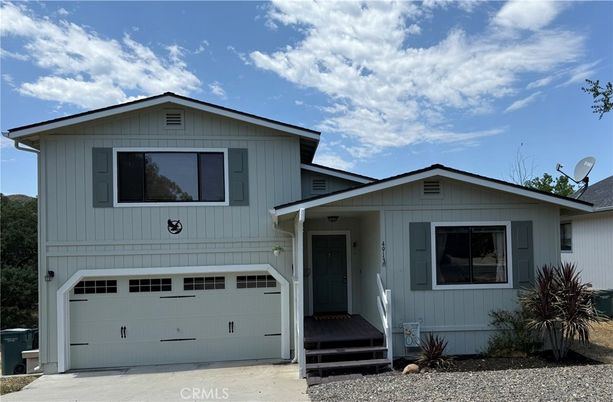 Attached, Exterior, Facade, Split Level