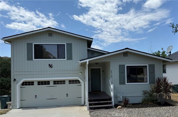 Attached, Exterior, Facade, Split Level