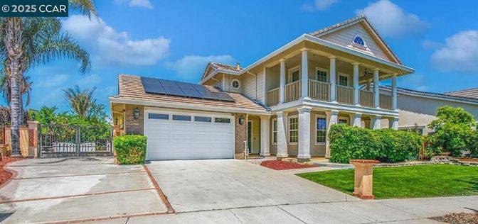 Attached, Exterior, Facade, Solar Panels, American Craftsman