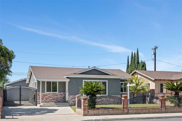 Exterior, Facade, Ranch