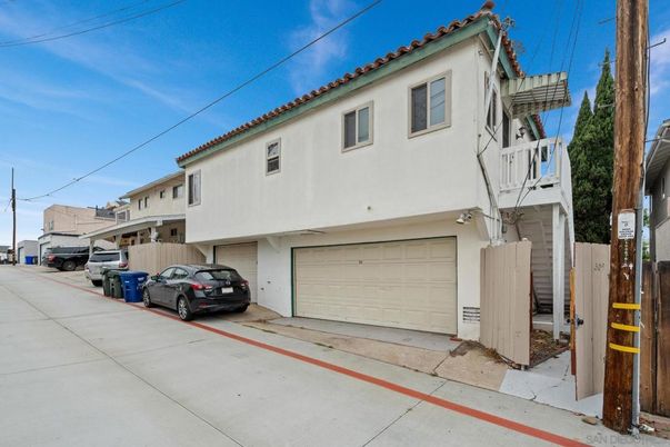 Attached, Exterior, Facade, Mediterranean