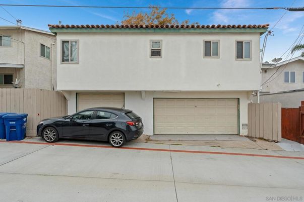 Attached, Exterior, Facade, Mediterranean