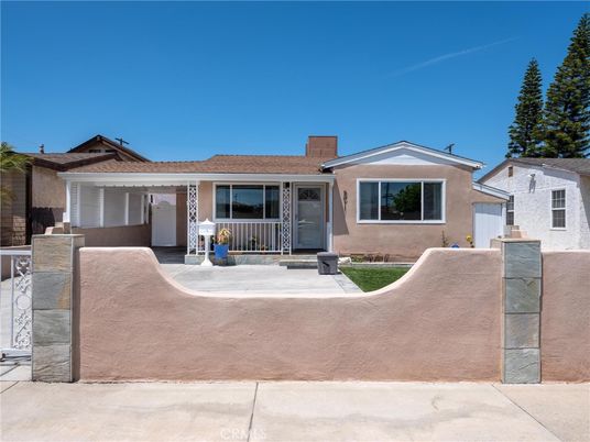 Exterior, Facade, Ranch