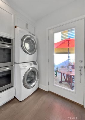 Interior, Washer, Wood Texture Flooring
