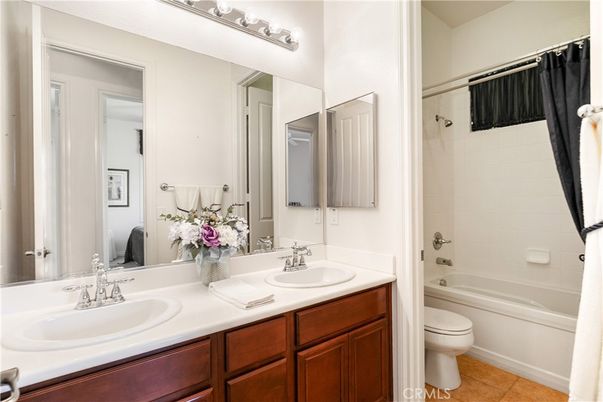 Bathroom, Dual Sink Vanities, Interior