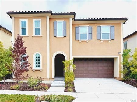 Attached, Exterior, Facade, Mediterranean