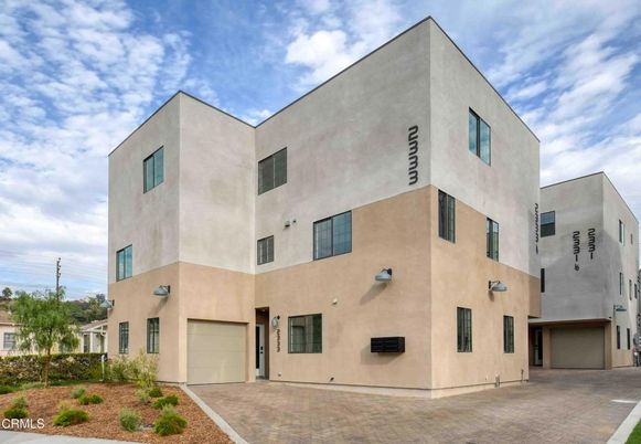 Attached, Exterior, Facade, Modern