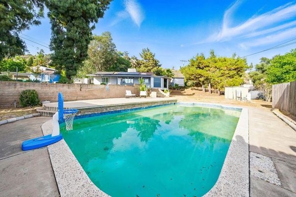 Exterior, Pool
