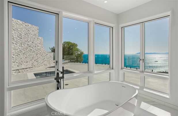 Bathroom, Free Standing Baths, Interior, Recessed Lighting, Water