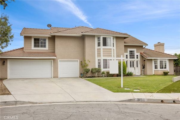 Attached, Exterior, Facade, Mediterranean