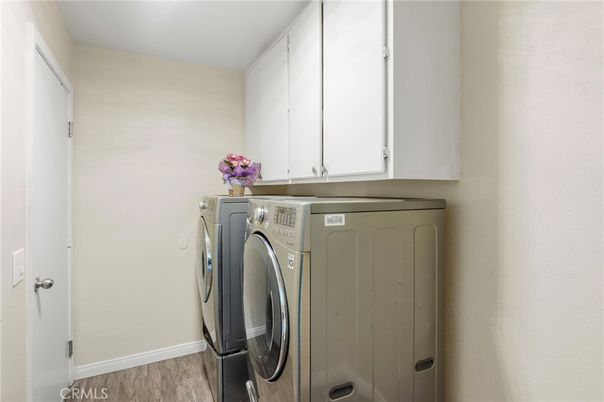 Interior, Washer, Wood Texture Flooring