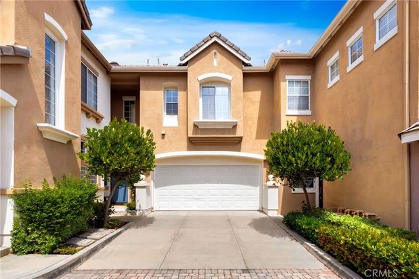 Attached, Exterior, Facade, Mediterranean