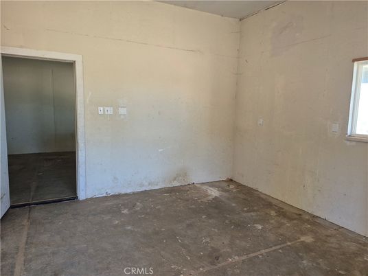 Empty room, Interior