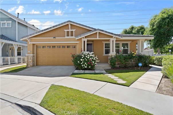 Attached, Exterior, Facade, American Craftsman