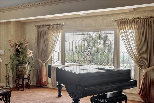 Interior, Piano