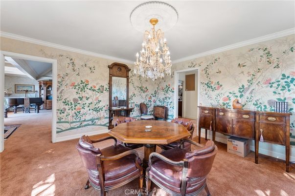 Chandelier, Dining room, Interior, Piano