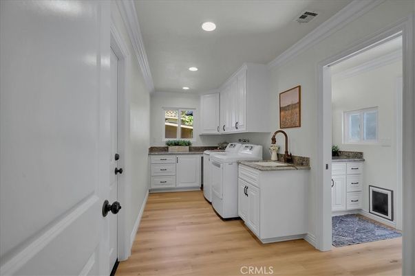 Interior, Recessed Lighting, Washer, Wood Texture Flooring