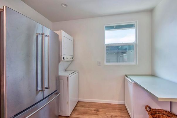 Interior, Recessed Lighting, Washer, Wood Texture Flooring