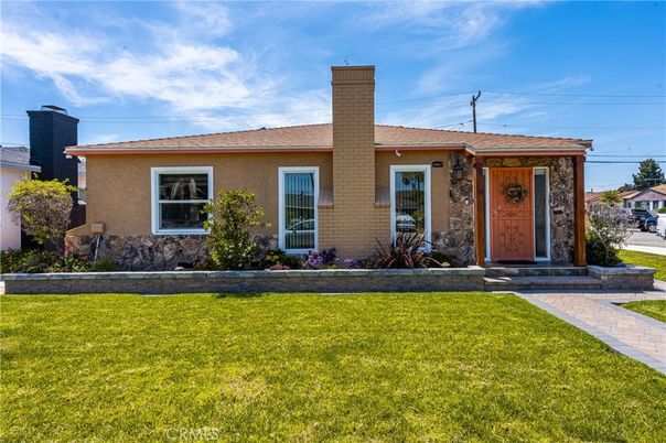 Backyard, Exterior, Facade, Ranch