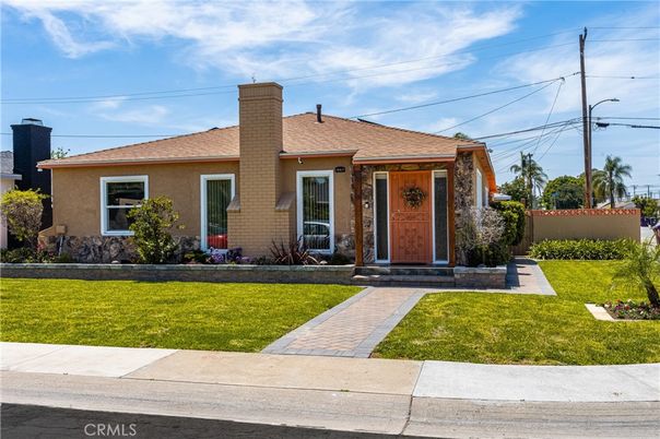 Exterior, Facade, Ranch