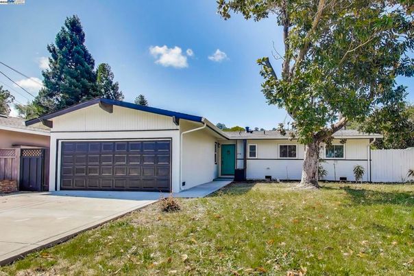 Attached, Exterior, Facade, Ranch