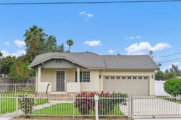 Attached, Exterior, Facade, Ranch
