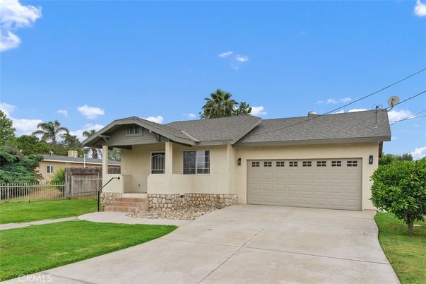 Attached, Exterior, Facade, Ranch