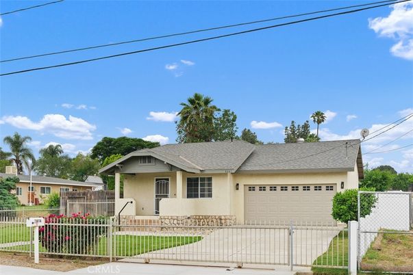 Attached, Exterior, Facade, Ranch
