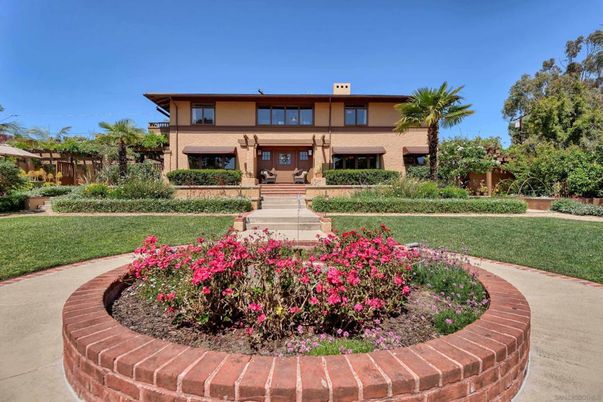 Backyard, Exterior, Facade, Brick Facade, Modern