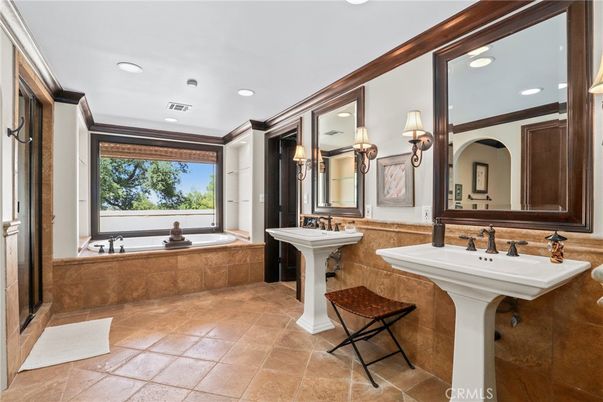 Bathroom, Dual Sink Vanities, Interior, Recessed Lighting