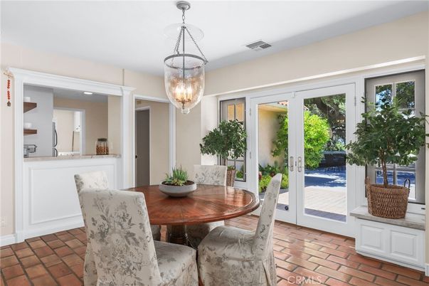 Chandelier, Dining room, Interior, Pendant Lights