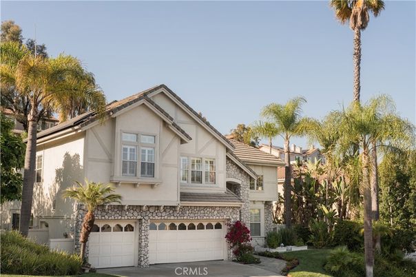 Attached, Exterior, Facade, Mediterranean