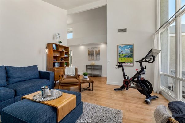 Fitness Equipment, Interior, Living room, Recessed Lighting, Wood Texture Flooring