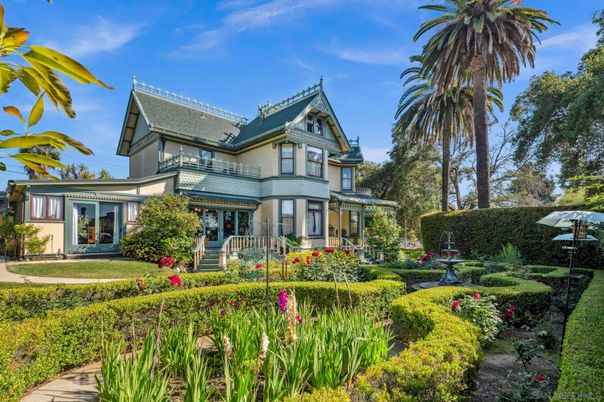 Backyard, Exterior, Facade, Queen Anne Victorian