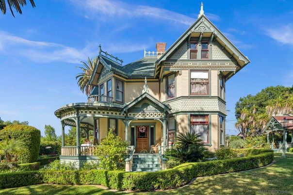 Exterior, Facade, Queen Anne Victorian
