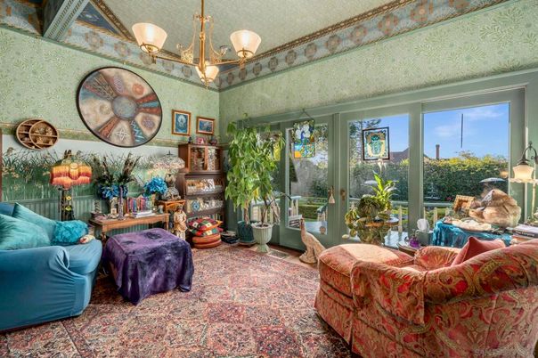 Chandelier, Interior, Living room