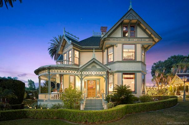 Exterior, Facade, Queen Anne Victorian