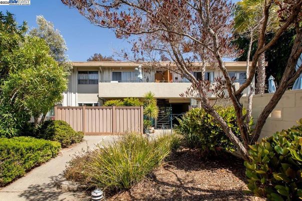 Backyard, Exterior, Facade, Raised Ranch