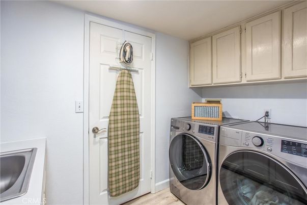 Interior, Washer, Wood Texture Flooring