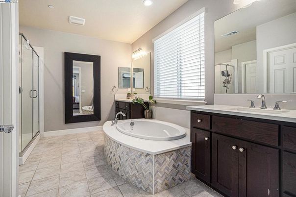 Bathroom, Dual Sink Vanities, Interior, Recessed Lighting