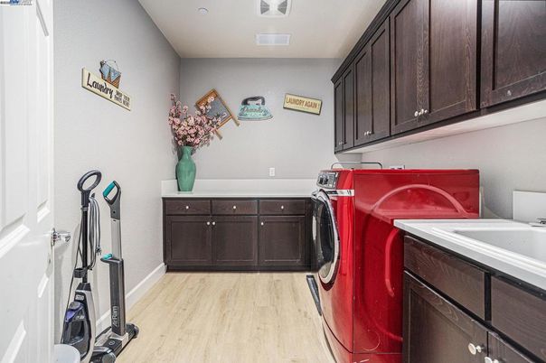 Interior, Recessed Lighting, Washer, Wood Texture Flooring