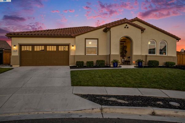 Attached, Exterior, Facade, Mediterranean