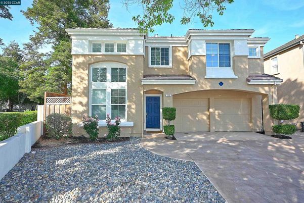 Attached, Exterior, Facade, Mediterranean