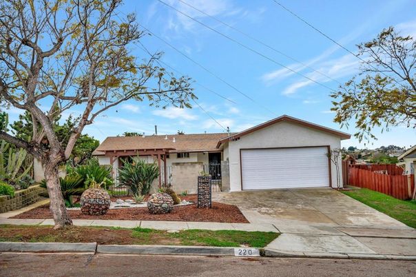 Attached, Exterior, Facade, Ranch