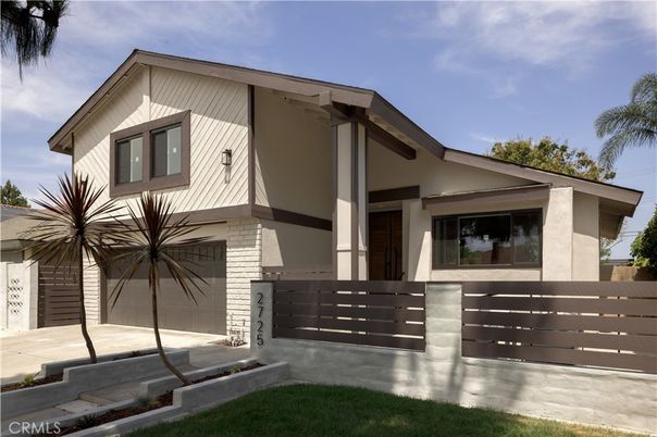 Exterior, Facade, Modern